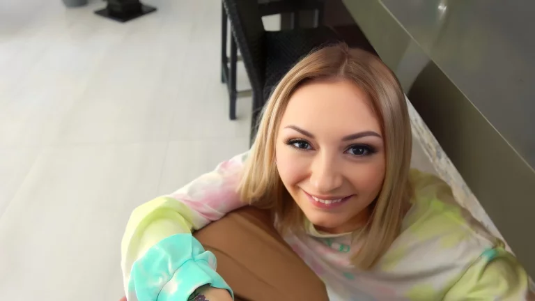 Sneaky Stepsister Chloe Temple Sucks Stepbro's Dick