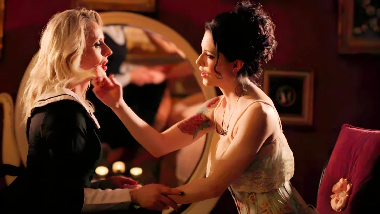 Sexy Lesbian Babes Eat Each Other